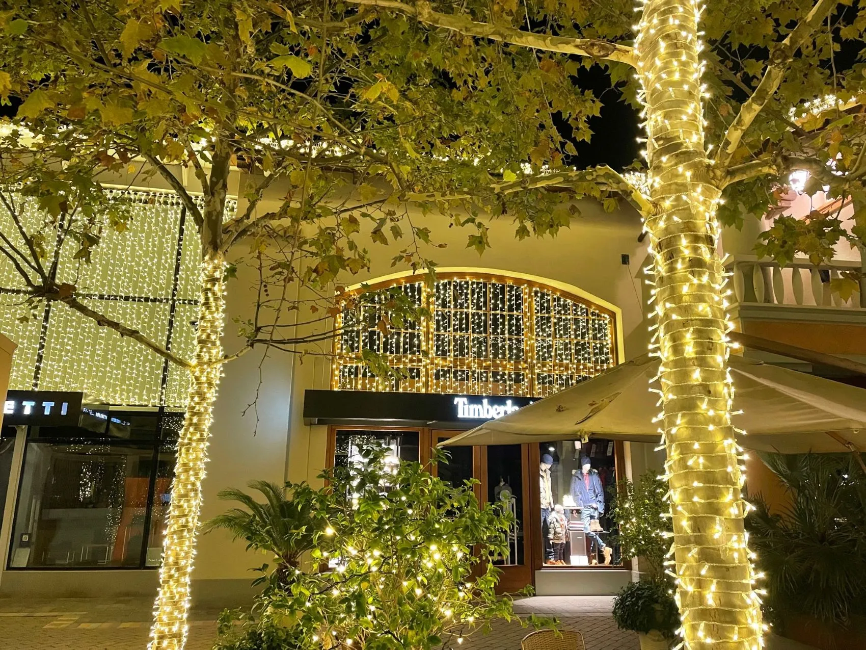 Professional commercial holiday lighting installations in Austin, TX